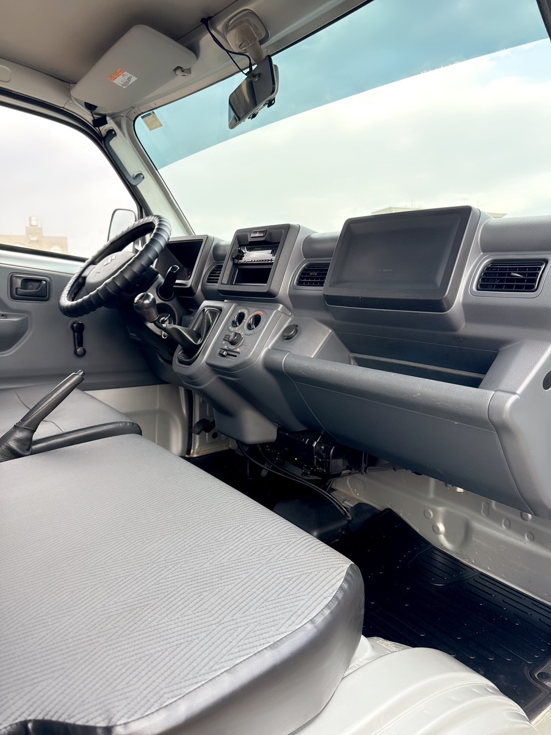2019年 SUZUKI CARRY 1.5L 貨車  搭載木床貨斗~耐載~耐用~耐操~  大馬力~載貨空間大~妥善率高~同級貨車最小迴轉半徑~靈活配送~初創老闆or商務運輸首選發財車~  第14張相片