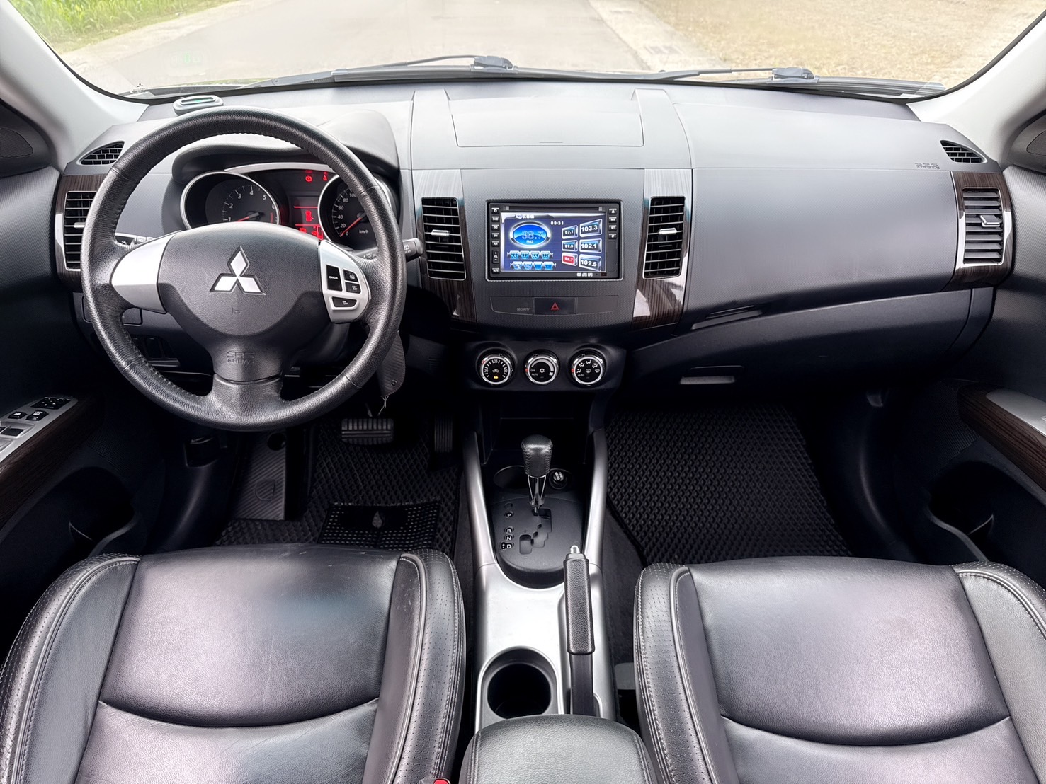 2011年 三菱 OUTLANDER 休旅車  超低里程~年均里程6800公里~經典車款~妥善率高~動力極佳~上下對開尾門+後座可摺疊收納彈性~CP值最高的SUV車型~休旅車首選~  第5張相片