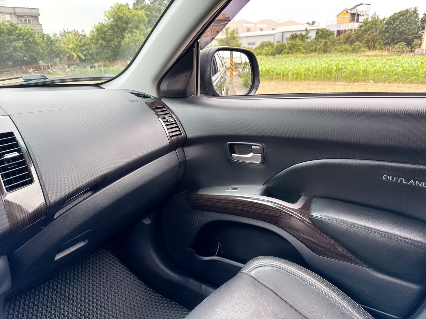 2011年 三菱 OUTLANDER 休旅車  超低里程~年均里程6800公里~經典車款~妥善率高~動力極佳~上下對開尾門+後座可摺疊收納彈性~CP值最高的SUV車型~休旅車首選~  第8張相片