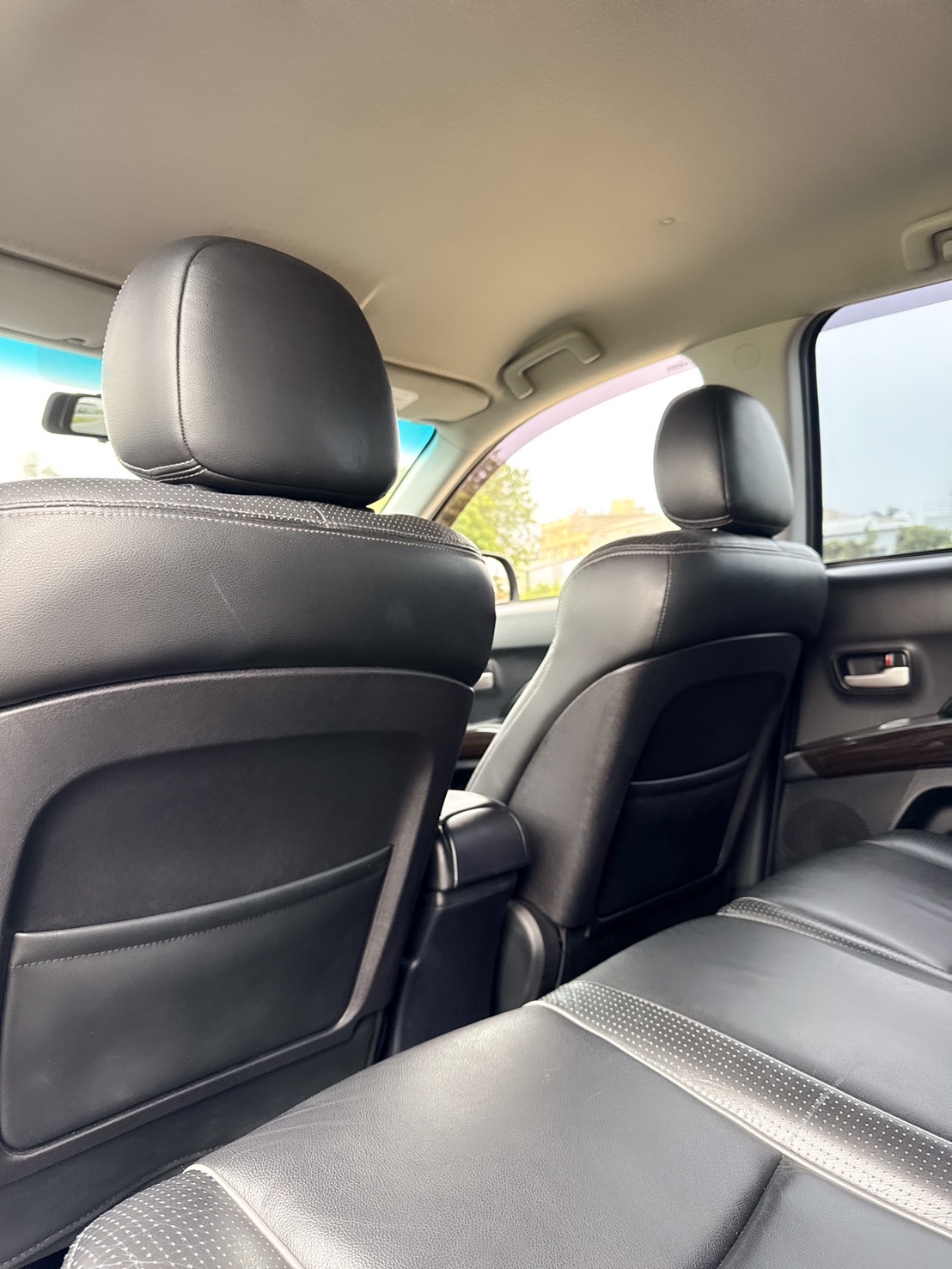 2011年 三菱 OUTLANDER 休旅車  超低里程~年均里程6800公里~經典車款~妥善率高~動力極佳~上下對開尾門+後座可摺疊收納彈性~CP值最高的SUV車型~休旅車首選~  第12張相片