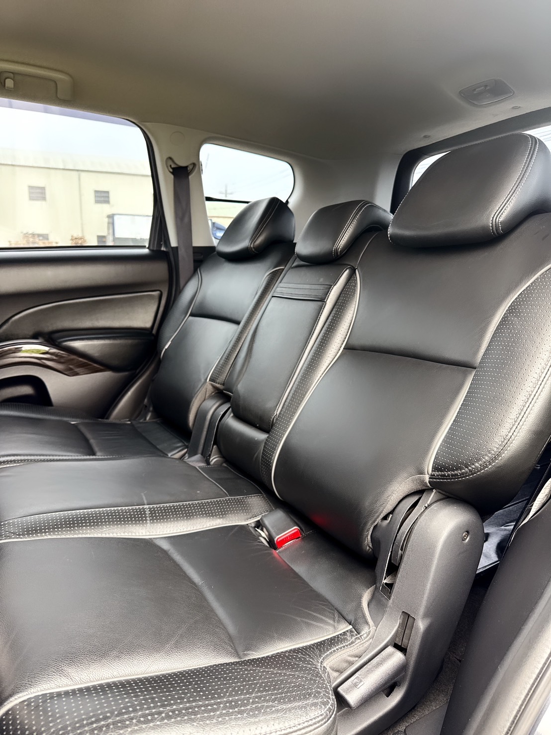 2011年 三菱 OUTLANDER 休旅車  超低里程~年均里程6800公里~經典車款~妥善率高~動力極佳~上下對開尾門+後座可摺疊收納彈性~CP值最高的SUV車型~休旅車首選~  第13張相片
