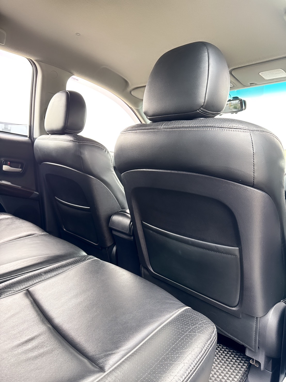 2011年 三菱 OUTLANDER 休旅車  超低里程~年均里程6800公里~經典車款~妥善率高~動力極佳~上下對開尾門+後座可摺疊收納彈性~CP值最高的SUV車型~休旅車首選~  第16張相片