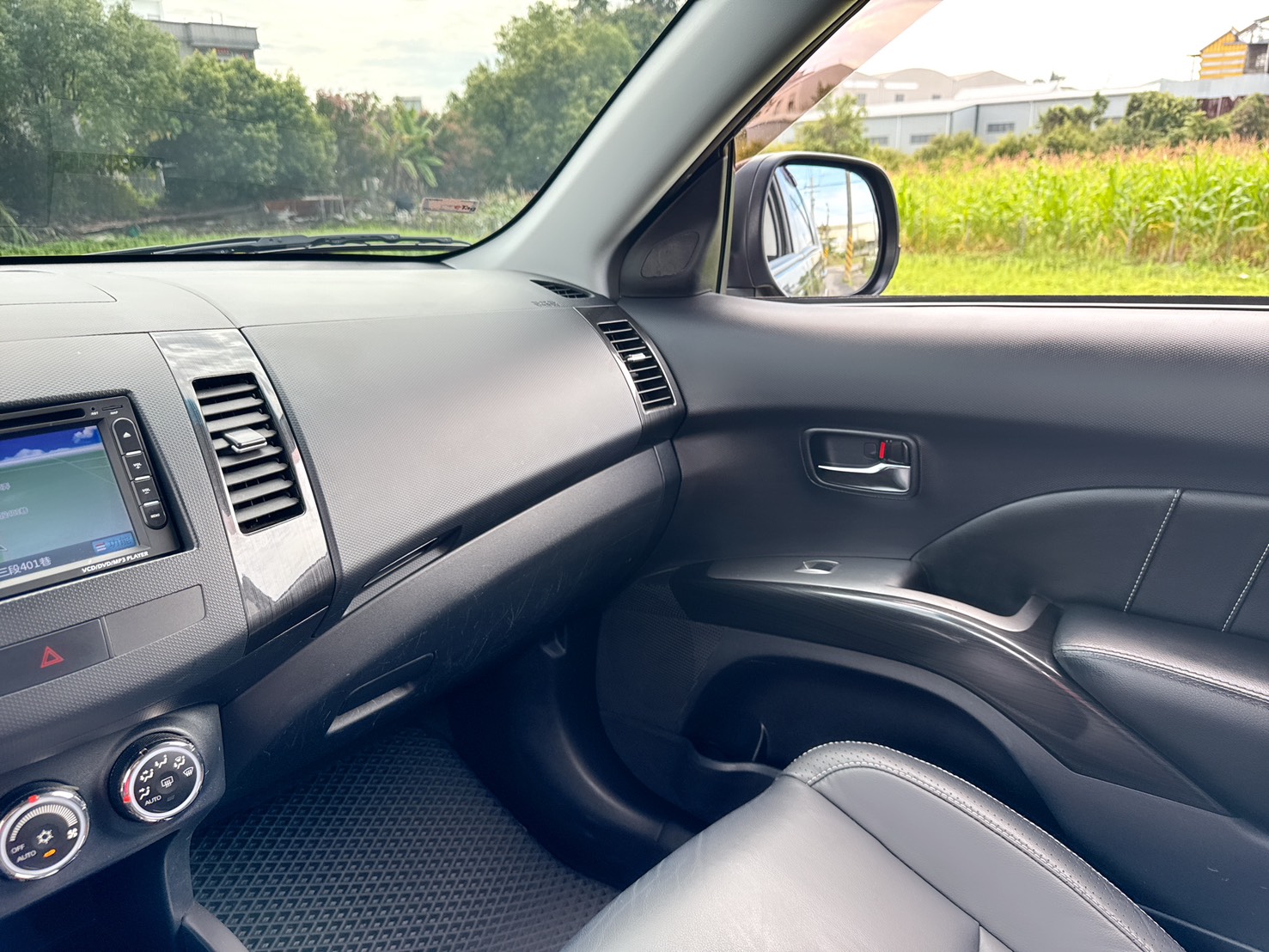 2014年 三菱 OUTLANDER 休旅車  超低里程~年均里程5700公里~經典車款~妥善率高~動力極佳~上下對開尾門+後座可摺疊收納彈性~CP值最高的SUV車型~休旅車首選~  第8張相片