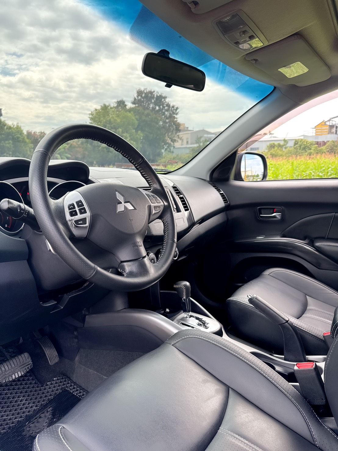 2014年 三菱 OUTLANDER 休旅車  超低里程~年均里程5700公里~經典車款~妥善率高~動力極佳~上下對開尾門+後座可摺疊收納彈性~CP值最高的SUV車型~休旅車首選~  第10張相片