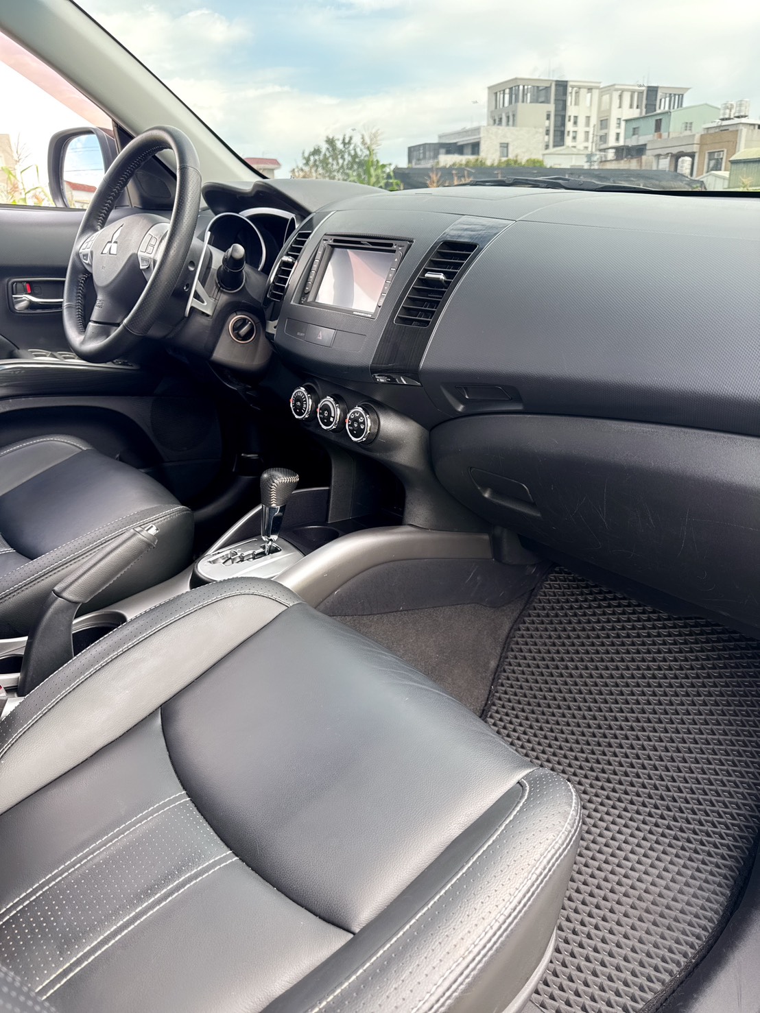 2014年 三菱 OUTLANDER 休旅車  超低里程~年均里程5700公里~經典車款~妥善率高~動力極佳~上下對開尾門+後座可摺疊收納彈性~CP值最高的SUV車型~休旅車首選~  第14張相片