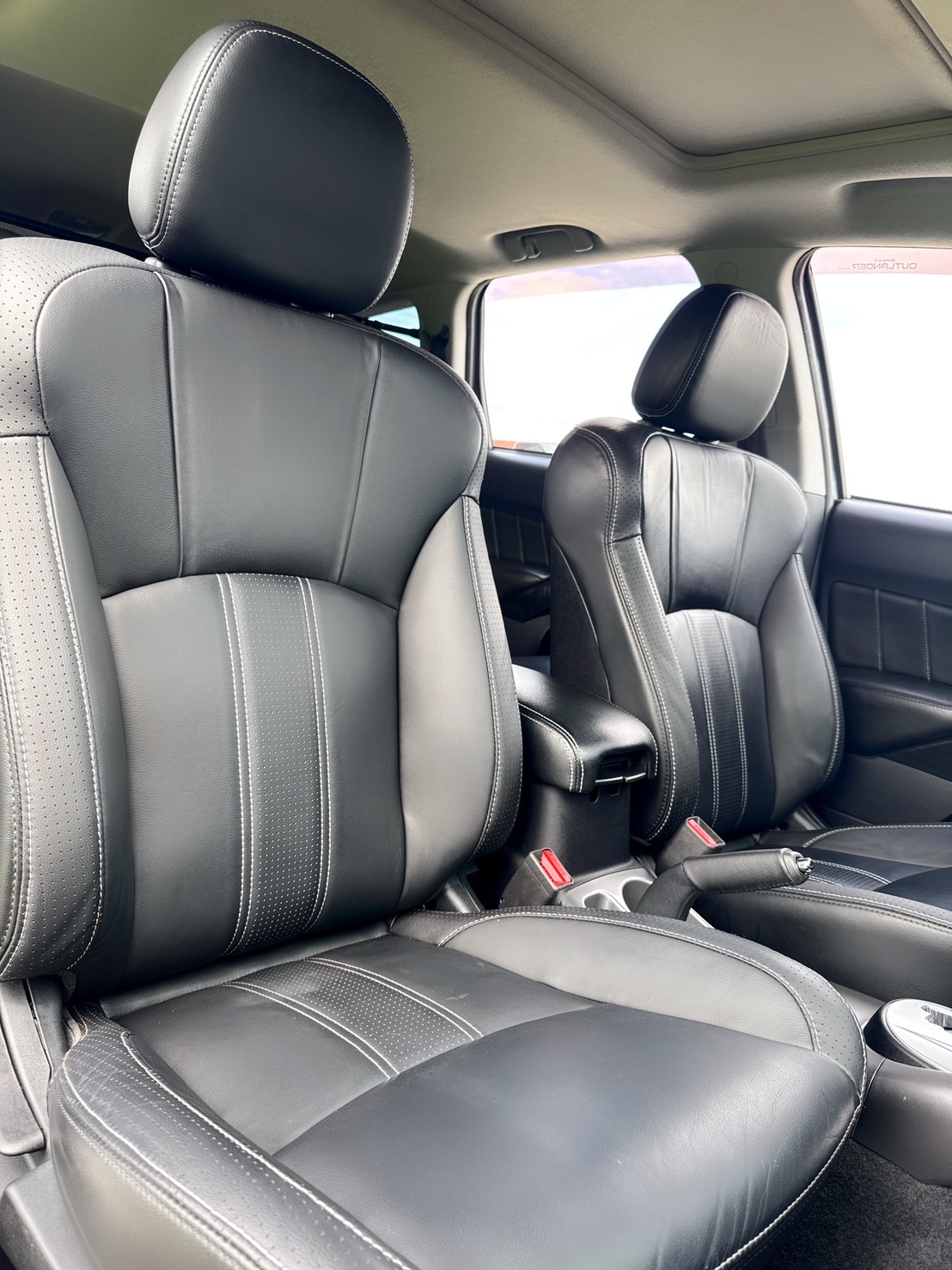 2014年 三菱 OUTLANDER 休旅車  超低里程~年均里程5700公里~經典車款~妥善率高~動力極佳~上下對開尾門+後座可摺疊收納彈性~CP值最高的SUV車型~休旅車首選~  第15張相片