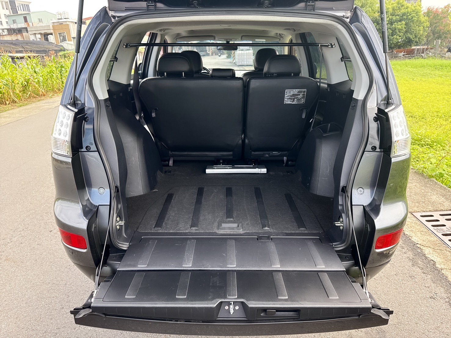 2014年 三菱 OUTLANDER 休旅車  超低里程~年均里程5700公里~經典車款~妥善率高~動力極佳~上下對開尾門+後座可摺疊收納彈性~CP值最高的SUV車型~休旅車首選~  第18張相片
