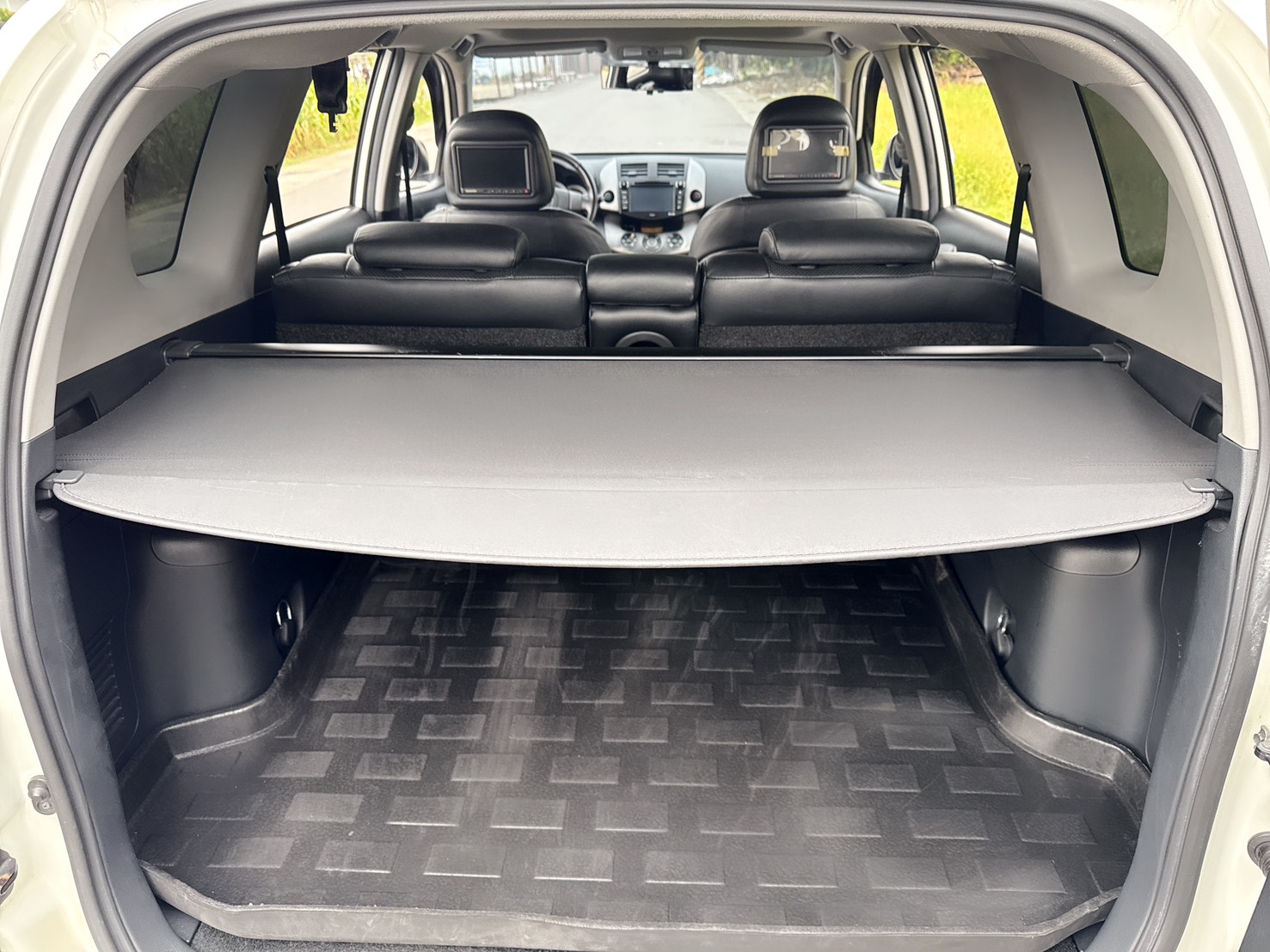 2010年 TOYOTA RAV4 E版  日系原裝進口休旅車~妥善率高~強勁動力~豪華內裝~後廂空間大~工作or家庭用車經典之選休旅車~  第17張相片
