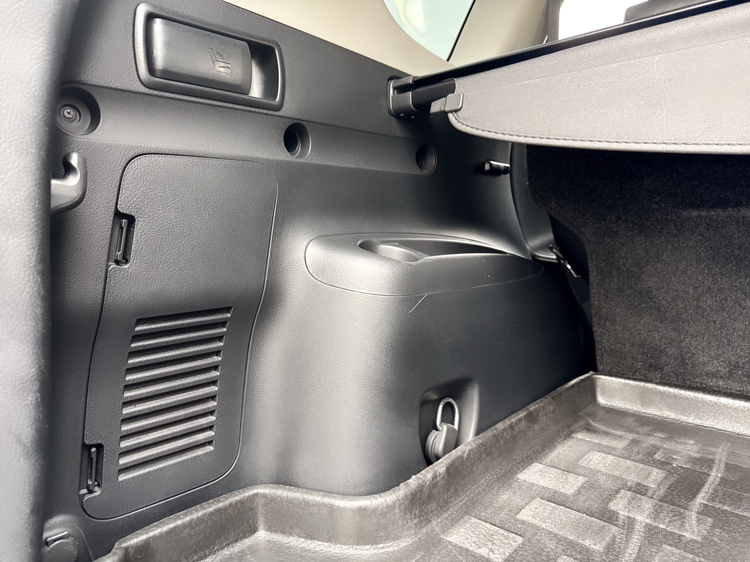 2010年 TOYOTA RAV4 E版  日系原裝進口休旅車~妥善率高~強勁動力~豪華內裝~後廂空間大~工作or家庭用車經典之選休旅車~  第18張相片