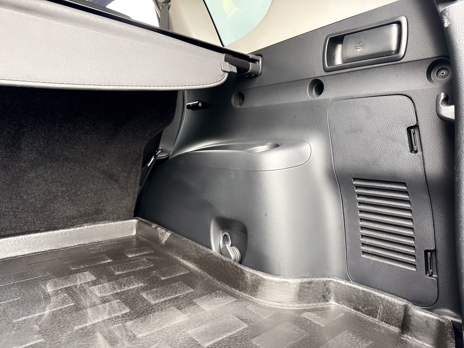 2010年 TOYOTA RAV4 E版  日系原裝進口休旅車~妥善率高~強勁動力~豪華內裝~後廂空間大~工作or家庭用車經典之選休旅車~  第19張相片