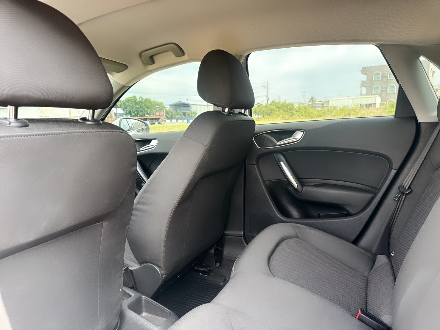 2013年 AIDI A1 SPORTBACK  一手車~低里程~剛完成定保~國產價格買進口五門掀背小車  動力充足~停車便利~省油省稅  第12張相片