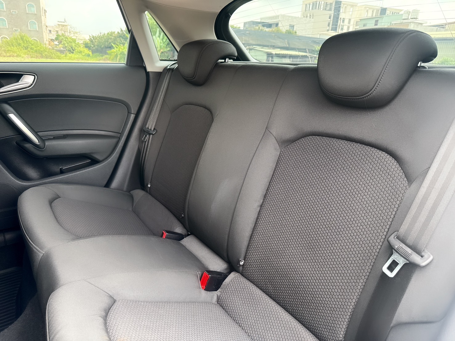 2013年 AIDI A1 SPORTBACK  一手車~低里程~剛完成定保~國產價格買進口五門掀背小車  動力充足~停車便利~省油省稅  第13張相片