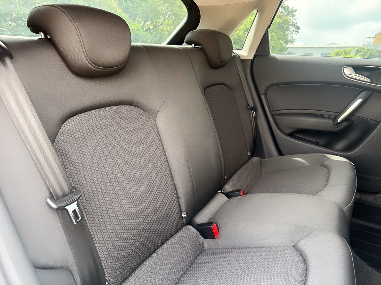 2013年 AIDI A1 SPORTBACK  一手車~低里程~剛完成定保~國產價格買進口五門掀背小車  動力充足~停車便利~省油省稅  第17張相片