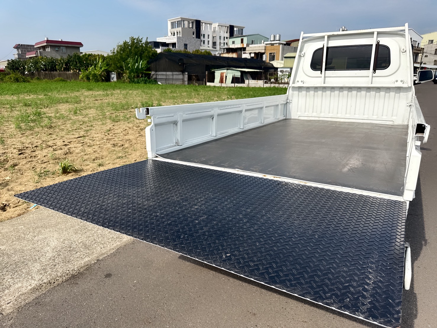 2022年 東風金穩發 長鐵床貨車  一手車~原廠保固中~搭載升降尾門+車底板  超低里程~年均里程3000公里  經濟實用平價商用車首選  第17張相片