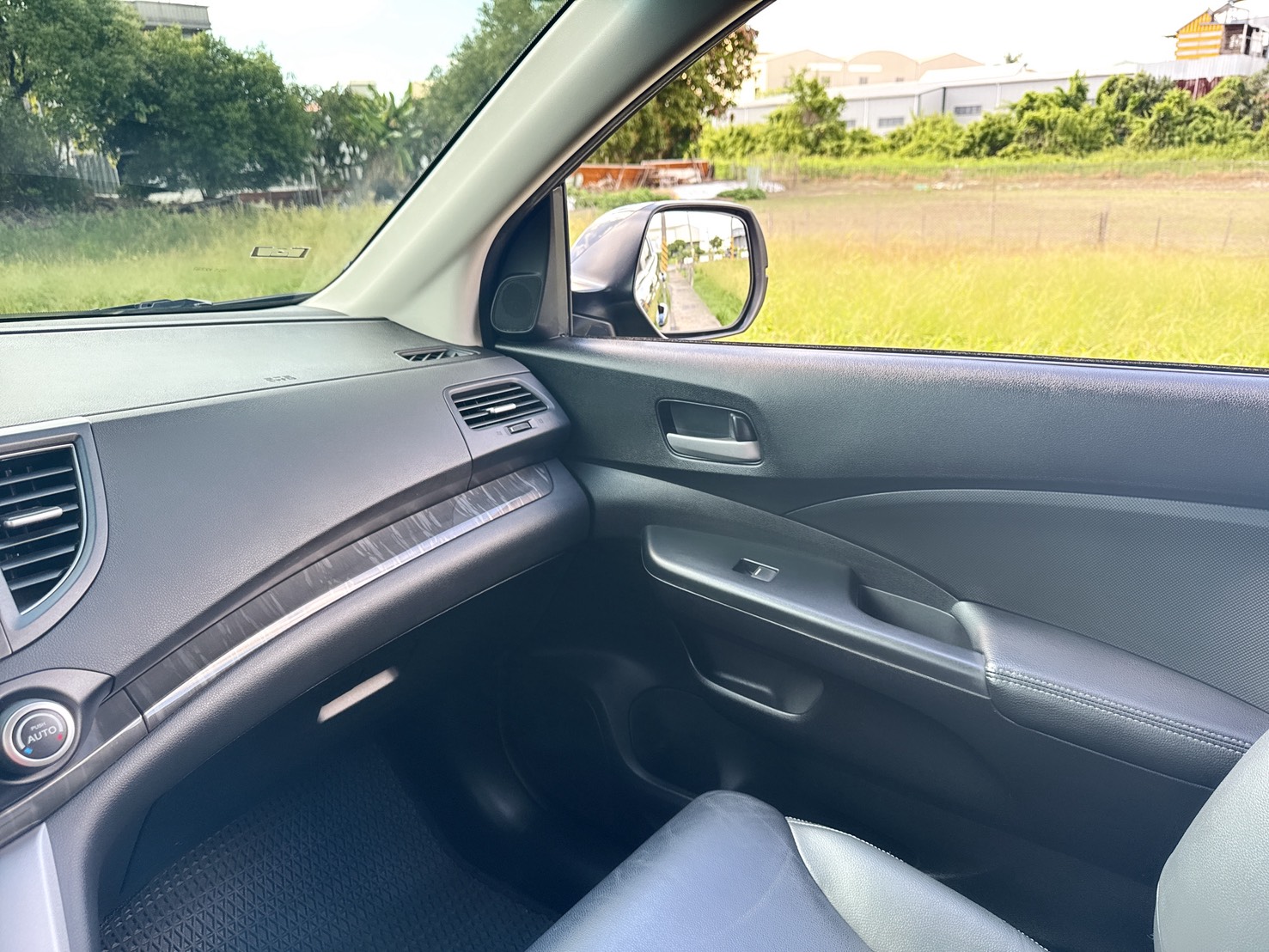 2015年 HONDA CR-V  VTI版  內外如新~2.0L超省油+好保養  全車原版件~空間寬敞+配備齊全  市場熱銷車型~時尚運動休旅車首選!  第8張相片