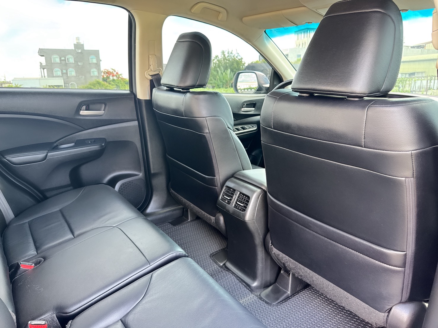 2015年 HONDA CR-V  VTI版  內外如新~2.0L超省油+好保養  全車原版件~空間寬敞+配備齊全  市場熱銷車型~時尚運動休旅車首選!  第16張相片