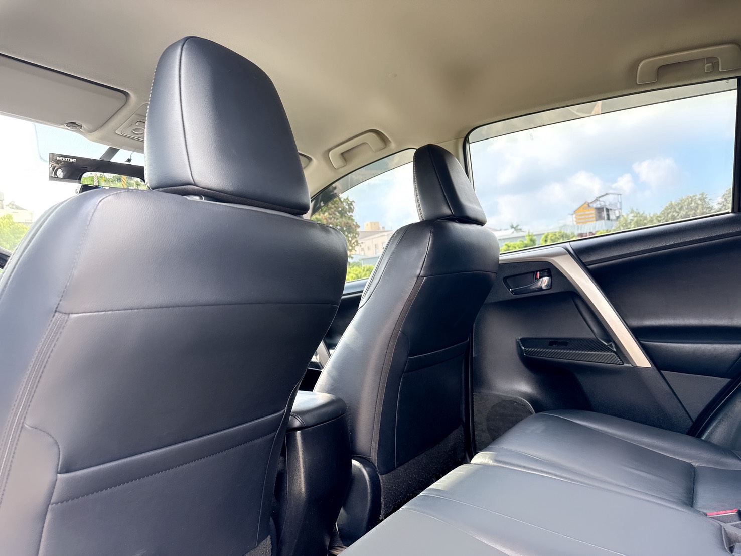 2015年 TOYOTA RAV4 2.0 L  妥善率高~大馬力~頂級配備  E-HI 頂級版 日系原裝進口休旅  工作業務or家庭用車首選休旅車  第13張相片