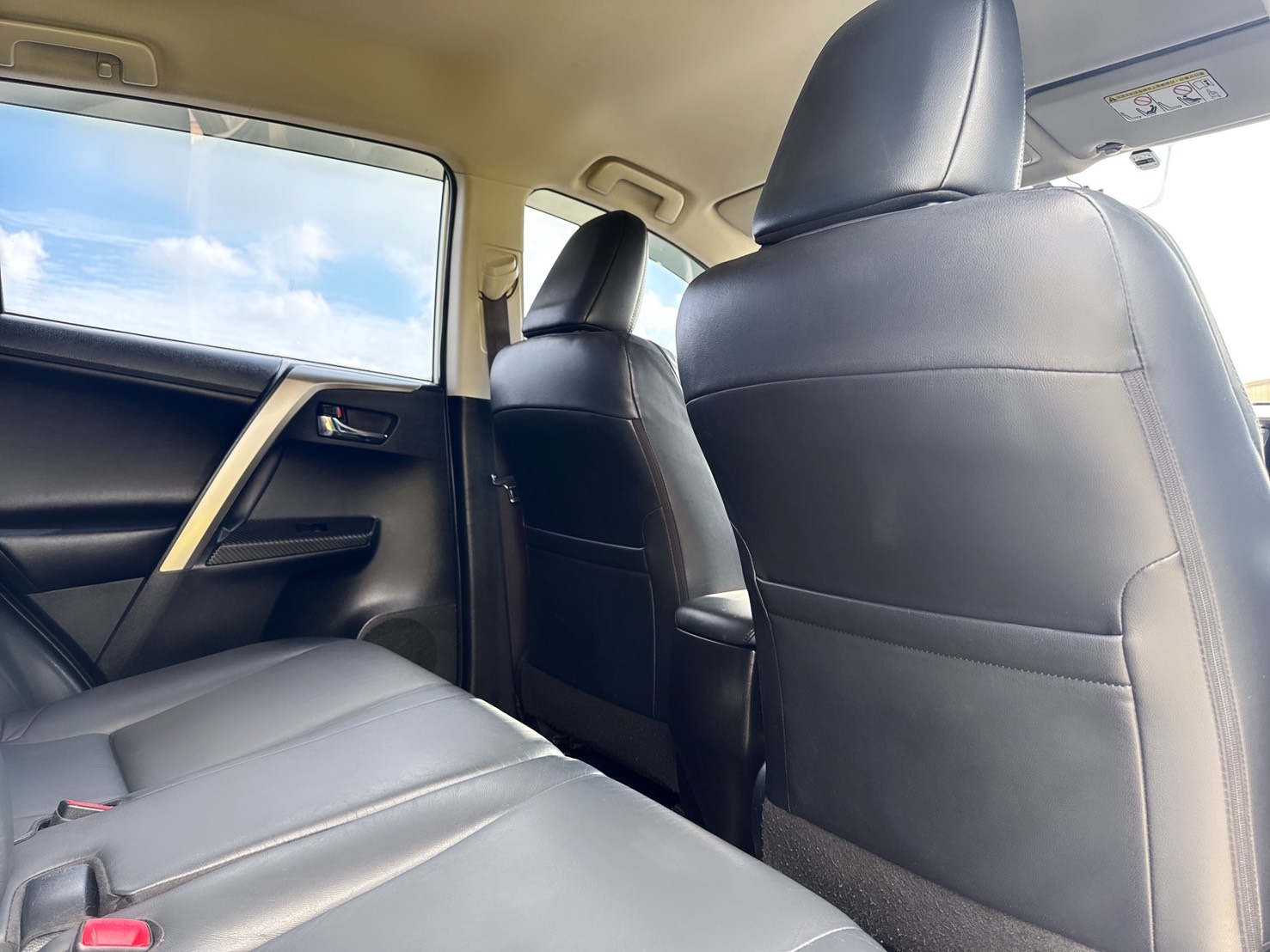 2015年 TOYOTA RAV4 2.0 L  妥善率高~大馬力~頂級配備  E-HI 頂級版 日系原裝進口休旅  工作業務or家庭用車首選休旅車  第17張相片