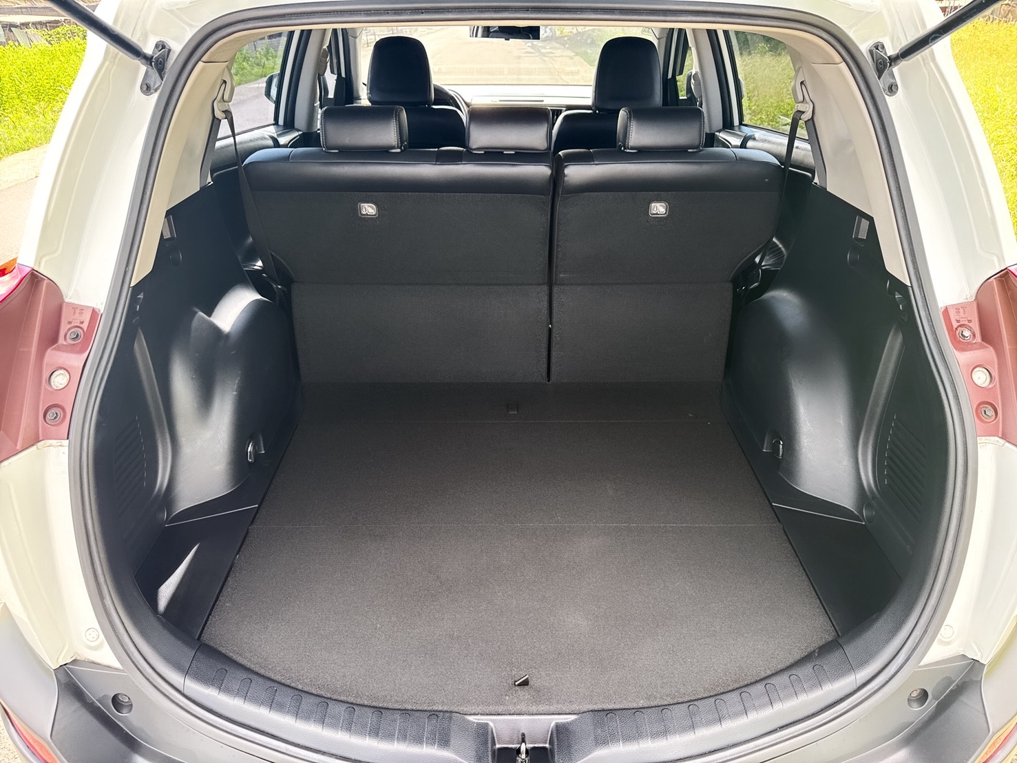2015年 TOYOTA RAV4 2.0 L  妥善率高~大馬力~頂級配備  E-HI 頂級版 日系原裝進口休旅  工作業務or家庭用車首選休旅車  第19張相片