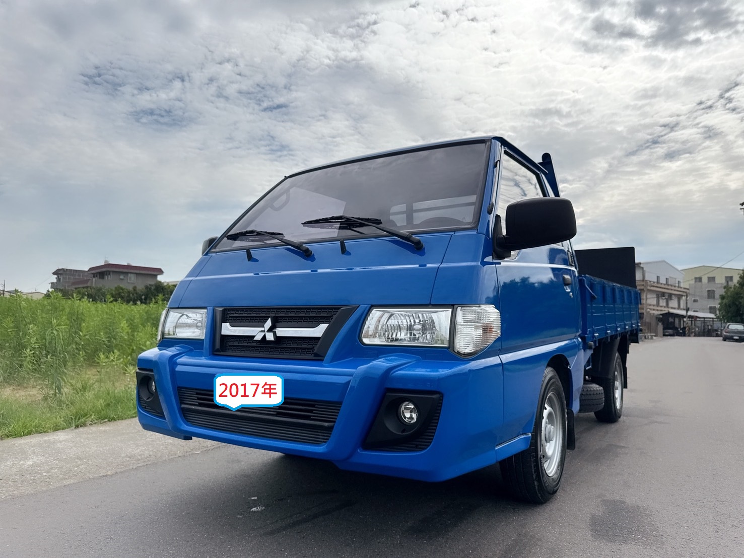 2017年 得利卡貨車 2.4L 豪華型  市場唯一獨賣兩噸半貨車  搭載升降尾門+全車車底板  超低里程~年均里程9500公里  有力耐操好操控~載貨空間大  初創老闆or企業增購~商用車首選  第1張相片