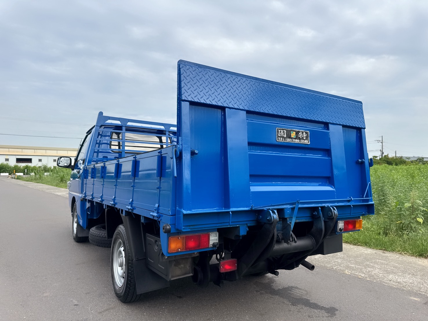 2017年 得利卡貨車 2.4L 豪華型  市場唯一獨賣兩噸半貨車  搭載升降尾門+全車車底板  超低里程~年均里程9500公里  有力耐操好操控~載貨空間大  初創老闆or企業增購~商用車首選  第3張相片