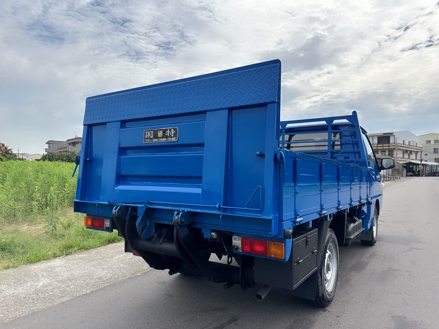2017年 得利卡貨車 2.4L 豪華型  市場唯一獨賣兩噸半貨車  搭載升降尾門+全車車底板  超低里程~年均里程9500公里  有力耐操好操控~載貨空間大  初創老闆or企業增購~商用車首選  第4張相片