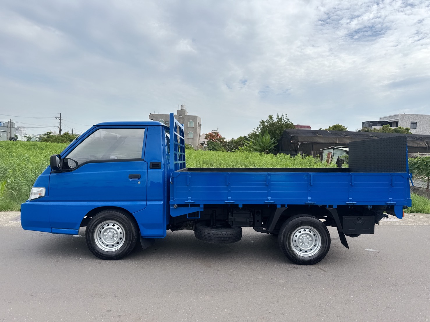2017年 得利卡貨車 2.4L 豪華型  市場唯一獨賣兩噸半貨車  搭載升降尾門+全車車底板  超低里程~年均里程9500公里  有力耐操好操控~載貨空間大  初創老闆or企業增購~商用車首選  第5張相片