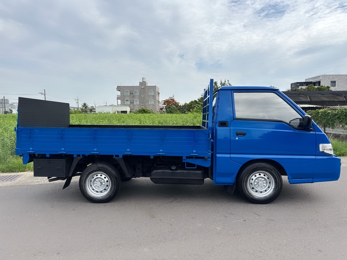 2017年 得利卡貨車 2.4L 豪華型  市場唯一獨賣兩噸半貨車  搭載升降尾門+全車車底板  超低里程~年均里程9500公里  有力耐操好操控~載貨空間大  初創老闆or企業增購~商用車首選  第6張相片