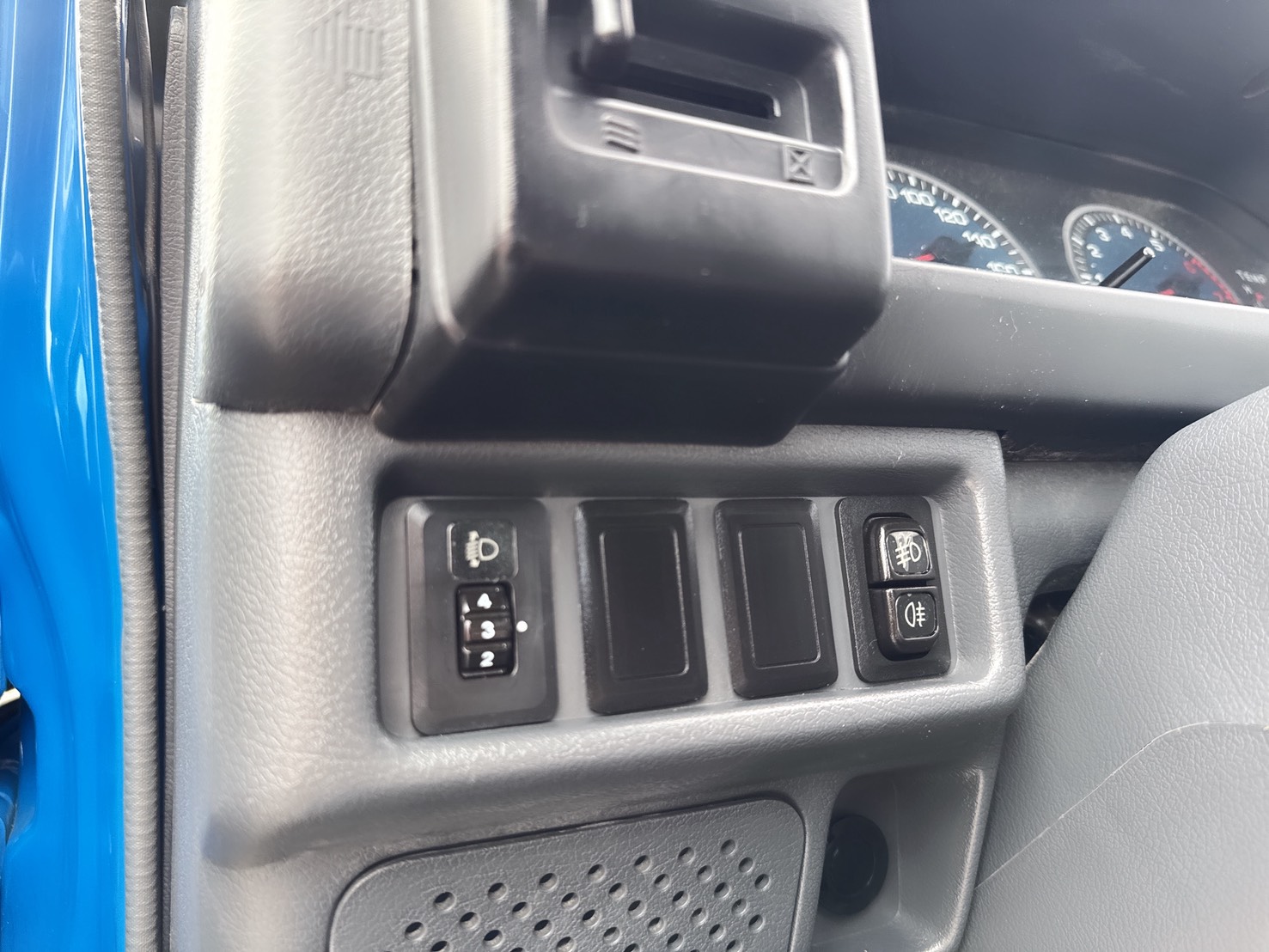 2017年 得利卡貨車 2.4L 豪華型  市場唯一獨賣兩噸半貨車  搭載升降尾門+全車車底板  超低里程~年均里程9500公里  有力耐操好操控~載貨空間大  初創老闆or企業增購~商用車首選  第8張相片