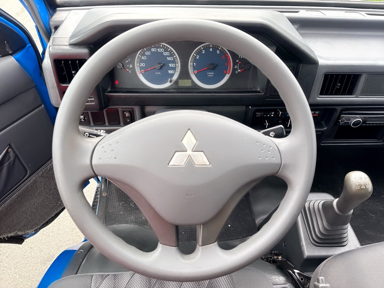 2017年 得利卡貨車 2.4L 豪華型  市場唯一獨賣兩噸半貨車  搭載升降尾門+全車車底板  超低里程~年均里程9500公里  有力耐操好操控~載貨空間大  初創老闆or企業增購~商用車首選  第9張相片