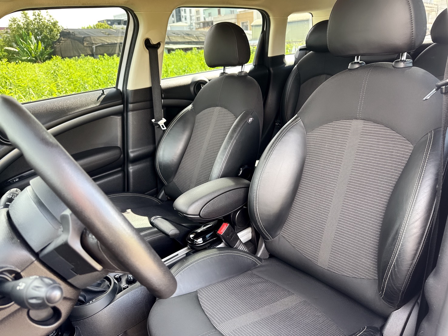 2015年 MINI Cooper S 5-Door  超低里程~年均里程8400公里  市場稀缺車型~車況如新~車庫車  全程原廠保養~四輪更換全新輪胎『汎德總代理★里程保證★一手車』  第11張相片