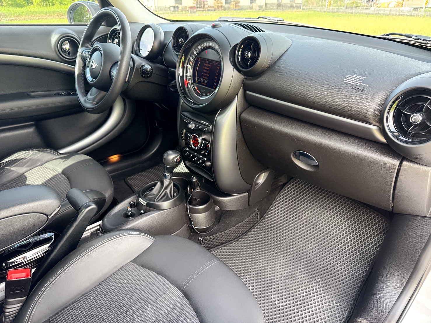 2015年 MINI Cooper S 5-Door  超低里程~年均里程8400公里  市場稀缺車型~車況如新~車庫車  全程原廠保養~四輪更換全新輪胎『汎德總代理★里程保證★一手車』  第14張相片