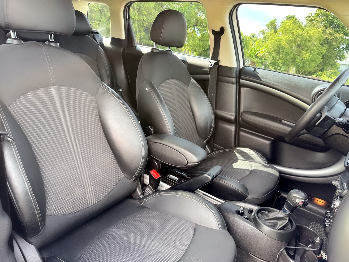 2015年 MINI Cooper S 5-Door  超低里程~年均里程8400公里  市場稀缺車型~車況如新~車庫車  全程原廠保養~四輪更換全新輪胎『汎德總代理★里程保證★一手車』  第15張相片