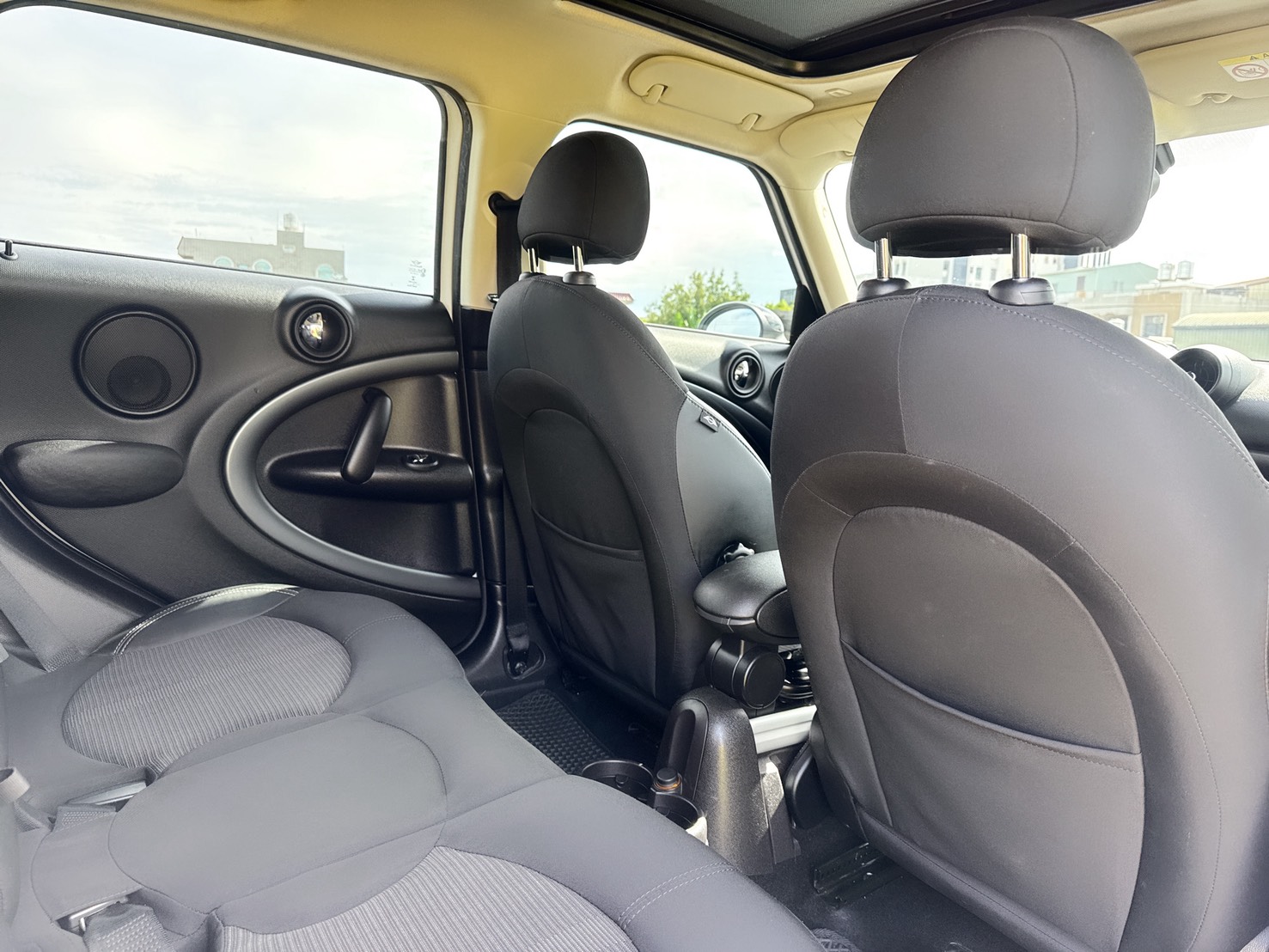 2015年 MINI Cooper S 5-Door  超低里程~年均里程8400公里  市場稀缺車型~車況如新~車庫車  全程原廠保養~四輪更換全新輪胎『汎德總代理★里程保證★一手車』  第16張相片