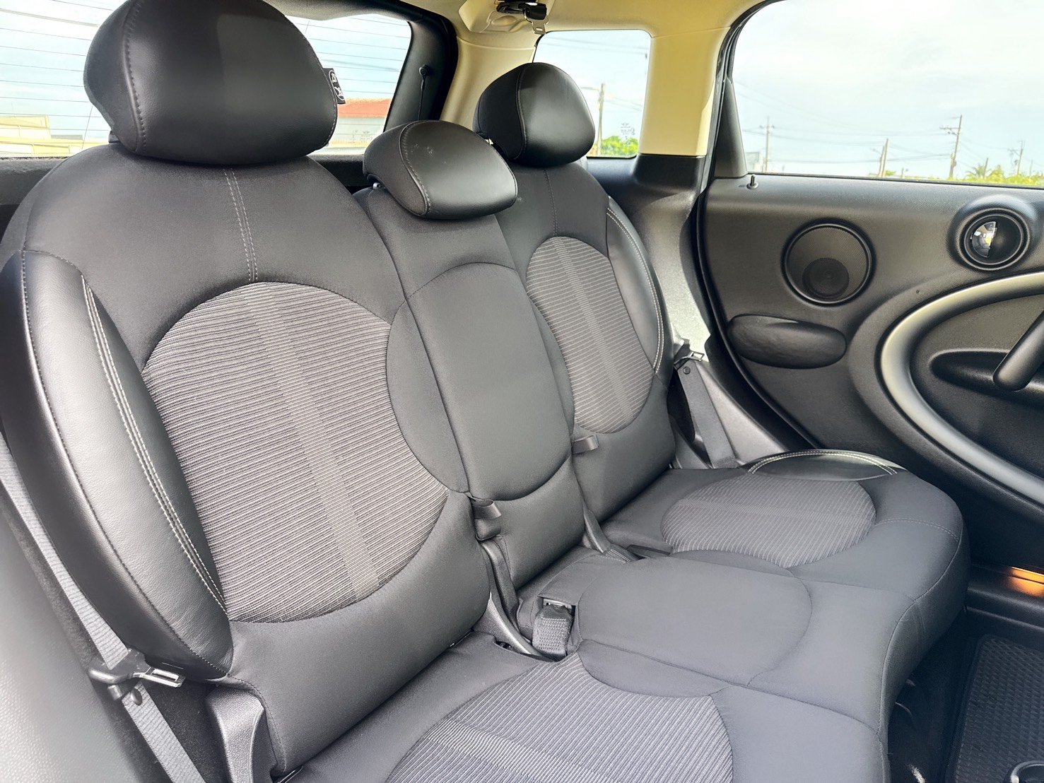 2015年 MINI Cooper S 5-Door  超低里程~年均里程8400公里  市場稀缺車型~車況如新~車庫車  全程原廠保養~四輪更換全新輪胎『汎德總代理★里程保證★一手車』  第17張相片