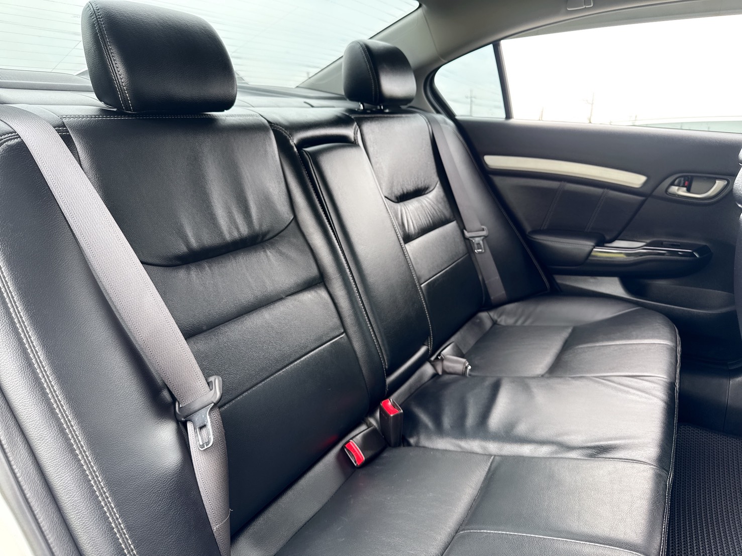 2015年 HONDA CIVIC K14  VTI-S版 頂級款 動力充足  超低里程~年均里程7200公里  配備齊全~省油省稅~環景系統  外型流線帥氣~代步通勤轎車首選  第17張相片