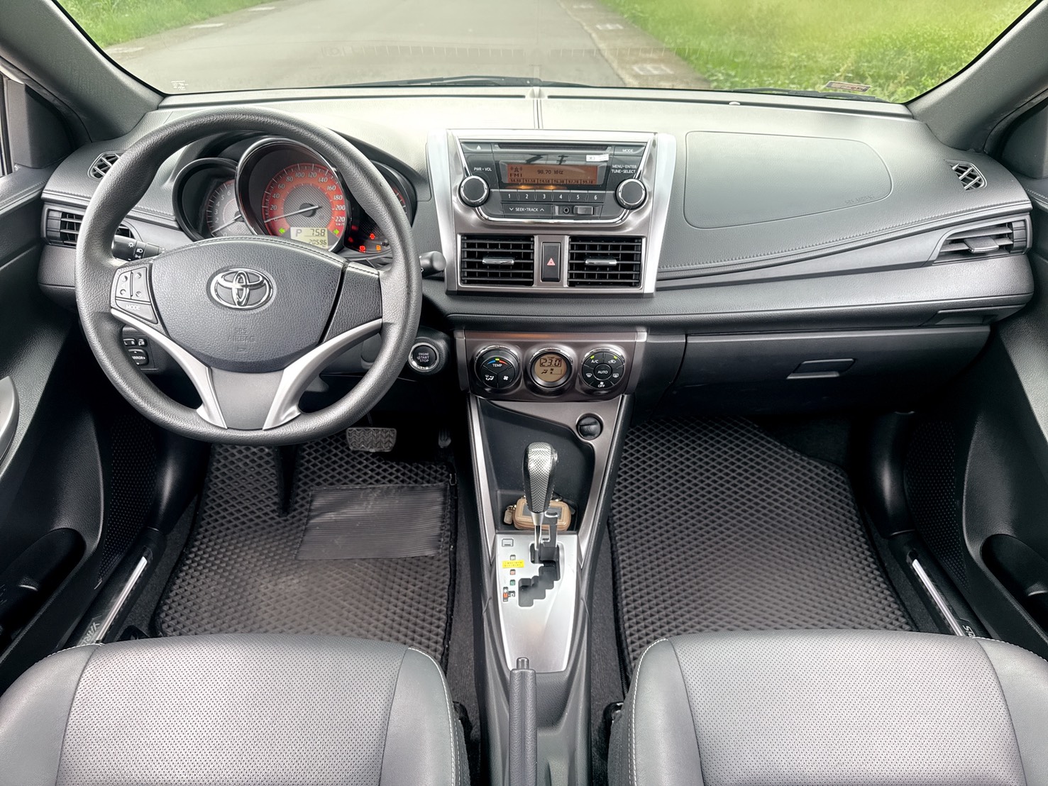 2016年 Toyota Yaris 1.5 豪華型  熱門掀背車款~一手車~里程保證  女用車~超低里程~年均里程2300公里  免IKEY~代步載小朋友 當買菜車都好用  都市停車便利~省油~代步通勤最佳首選  第5張相片