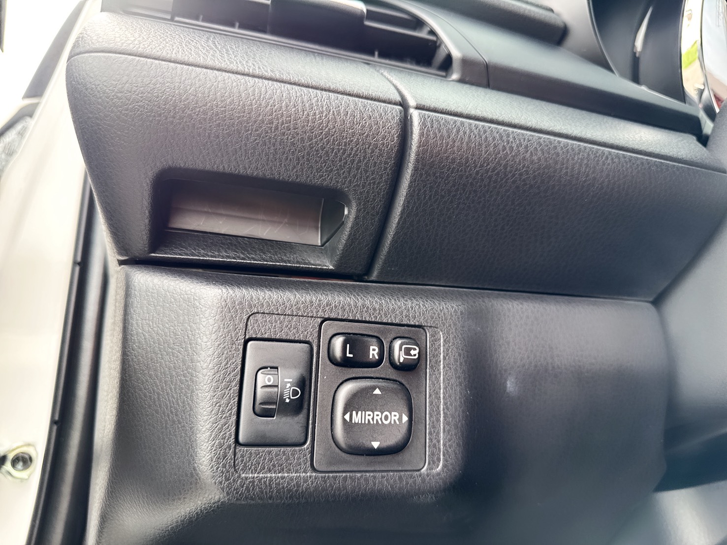 2016年 Toyota Yaris 1.5 豪華型  熱門掀背車款~一手車~里程保證  女用車~超低里程~年均里程2300公里  免IKEY~代步載小朋友 當買菜車都好用  都市停車便利~省油~代步通勤最佳首選  第6張相片