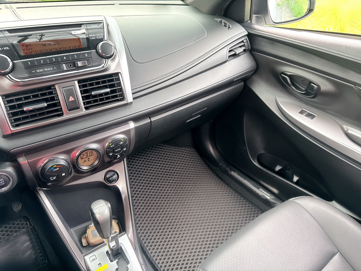 2016年 Toyota Yaris 1.5 豪華型  熱門掀背車款~一手車~里程保證  女用車~超低里程~年均里程2300公里  免IKEY~代步載小朋友 當買菜車都好用  都市停車便利~省油~代步通勤最佳首選  第7張相片