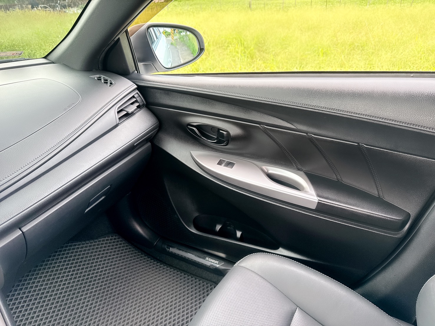 2016年 Toyota Yaris 1.5 豪華型  熱門掀背車款~一手車~里程保證  女用車~超低里程~年均里程2300公里  免IKEY~代步載小朋友 當買菜車都好用  都市停車便利~省油~代步通勤最佳首選  第8張相片