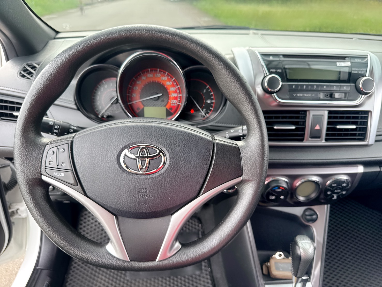 2016年 Toyota Yaris 1.5 豪華型  熱門掀背車款~一手車~里程保證  女用車~超低里程~年均里程2300公里  免IKEY~代步載小朋友 當買菜車都好用  都市停車便利~省油~代步通勤最佳首選  第9張相片