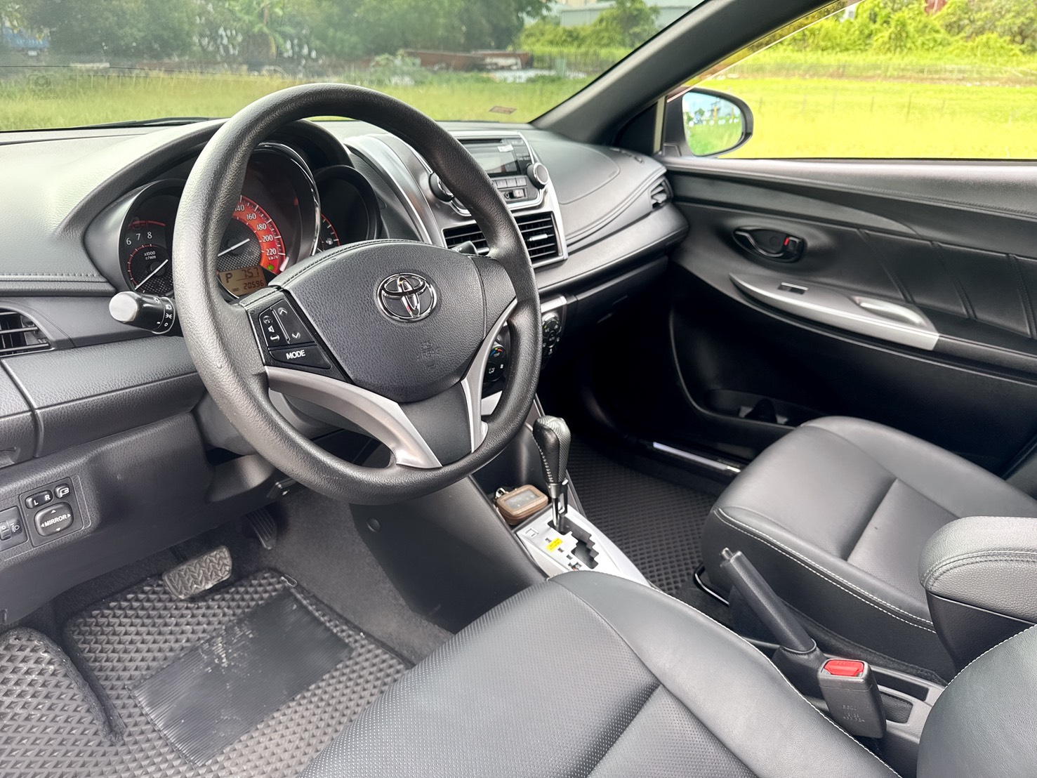 2016年 Toyota Yaris 1.5 豪華型  熱門掀背車款~一手車~里程保證  女用車~超低里程~年均里程2300公里  免IKEY~代步載小朋友 當買菜車都好用  都市停車便利~省油~代步通勤最佳首選  第10張相片