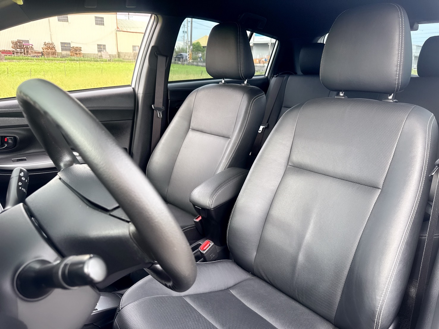 2016年 Toyota Yaris 1.5 豪華型  熱門掀背車款~一手車~里程保證  女用車~超低里程~年均里程2300公里  免IKEY~代步載小朋友 當買菜車都好用  都市停車便利~省油~代步通勤最佳首選  第11張相片