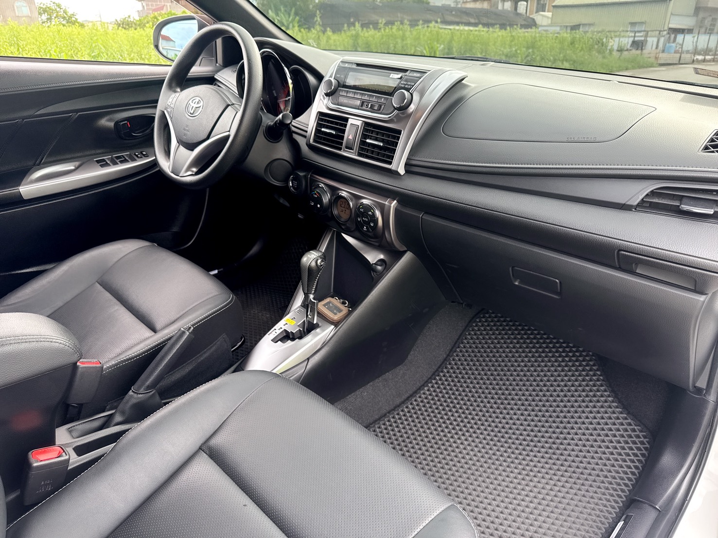 2016年 Toyota Yaris 1.5 豪華型  熱門掀背車款~一手車~里程保證  女用車~超低里程~年均里程2300公里  免IKEY~代步載小朋友 當買菜車都好用  都市停車便利~省油~代步通勤最佳首選  第14張相片