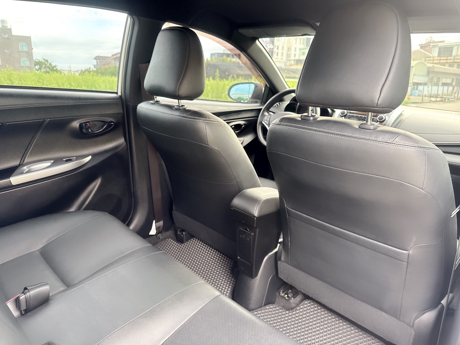 2016年 Toyota Yaris 1.5 豪華型  熱門掀背車款~一手車~里程保證  女用車~超低里程~年均里程2300公里  免IKEY~代步載小朋友 當買菜車都好用  都市停車便利~省油~代步通勤最佳首選  第16張相片