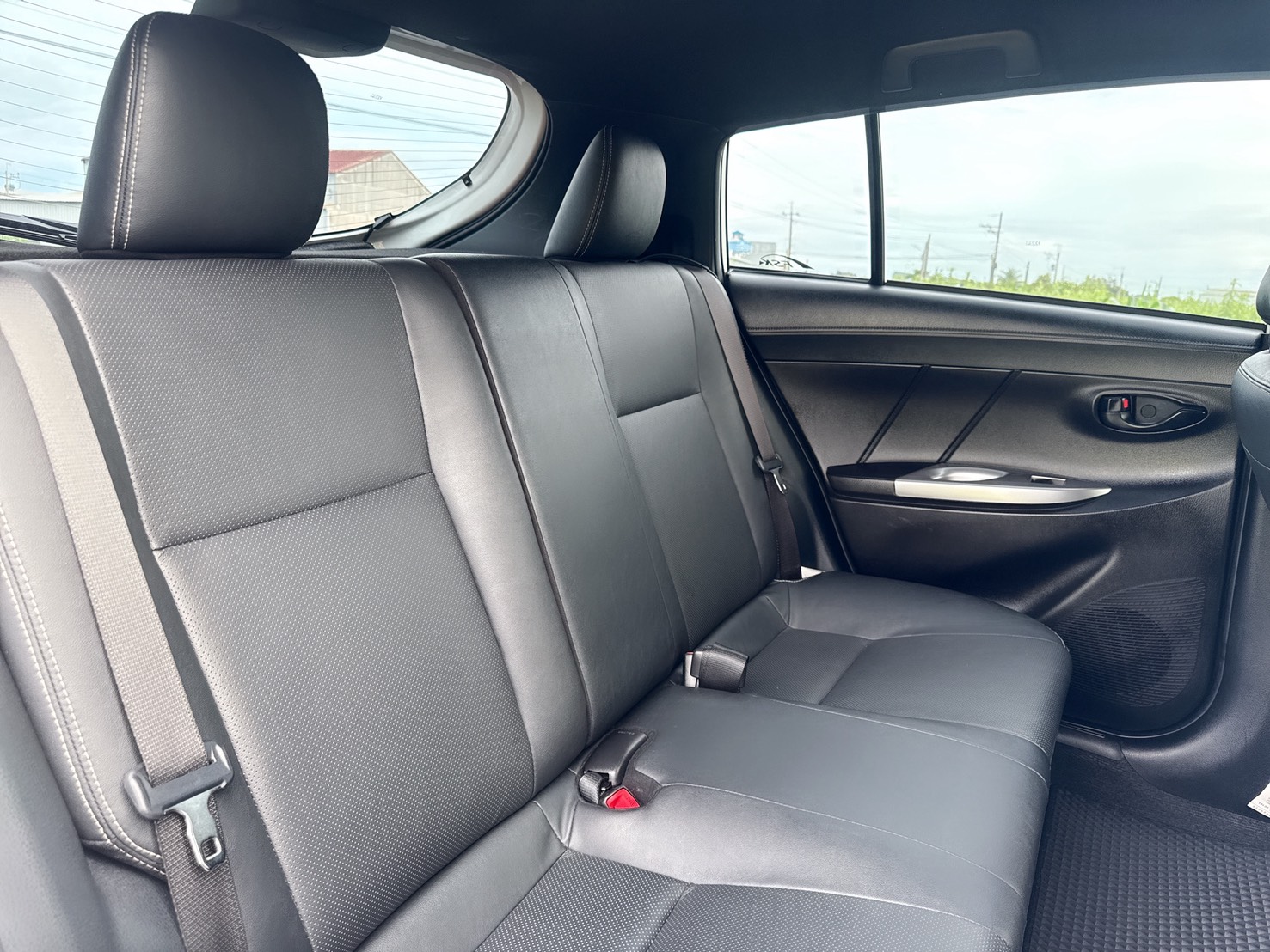 2016年 Toyota Yaris 1.5 豪華型  熱門掀背車款~一手車~里程保證  女用車~超低里程~年均里程2300公里  免IKEY~代步載小朋友 當買菜車都好用  都市停車便利~省油~代步通勤最佳首選  第17張相片