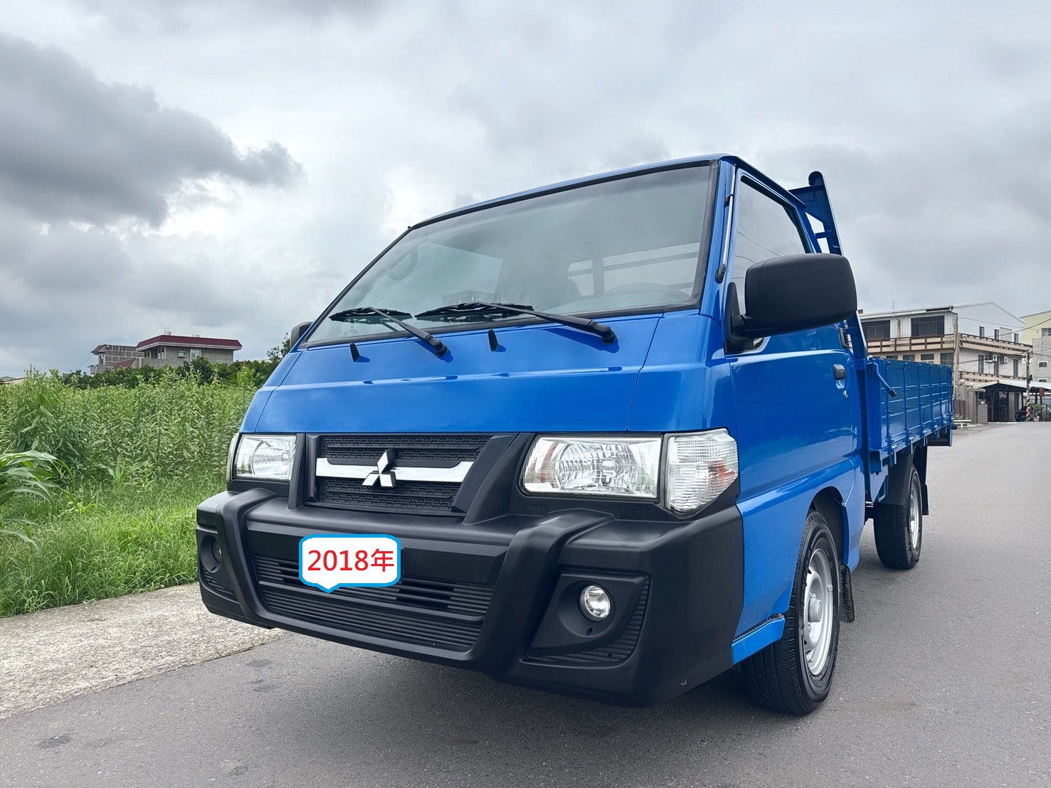 2018年 得利卡貨車 2.4L 豪華型  市場唯一獨賣兩噸半貨車  稀少寬木床車型+全車車底板  超低里程~年均里程8888公里  有力耐操好操控~載貨空間大  初創老闆or企業增購~商用車首選  第1張相片