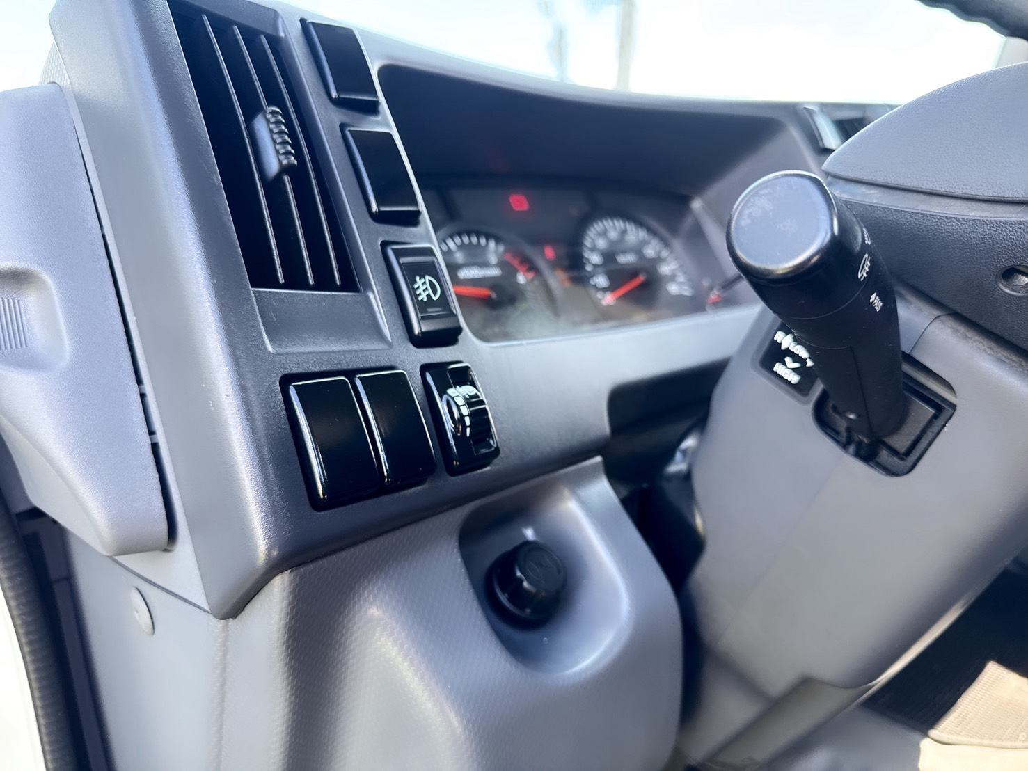 2017年 ISUZU 一路發 10.5呎  免加尿素~自排車型~妥善率高  日本原裝進口一路發~總重升級5噸  超耐操發財車~商用載貨~第一首選!  第8張相片