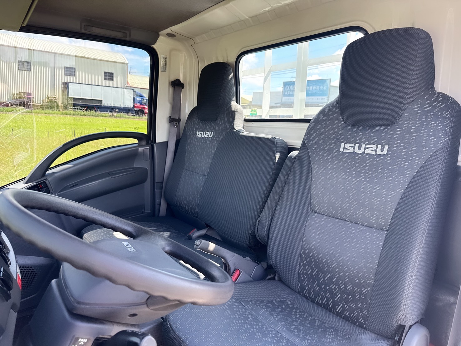 2017年 ISUZU 一路發 10.5呎  免加尿素~自排車型~妥善率高  日本原裝進口一路發~總重升級5噸  超耐操發財車~商用載貨~第一首選!  第13張相片