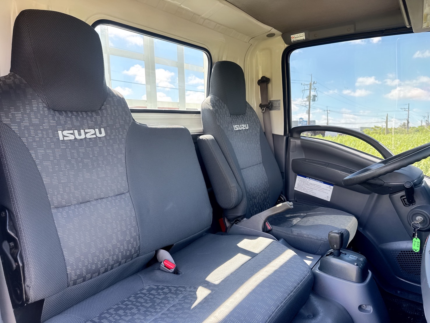 2017年 ISUZU 一路發 10.5呎  免加尿素~自排車型~妥善率高  日本原裝進口一路發~總重升級5噸  超耐操發財車~商用載貨~第一首選!  第15張相片